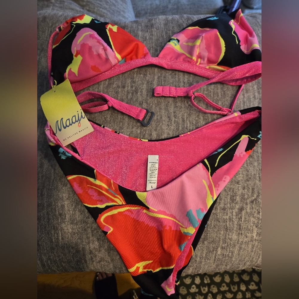 MAAJI Reversible Fixed Triangle Bikini Top w/ Regular Rise Bikini Bottom — LARGE